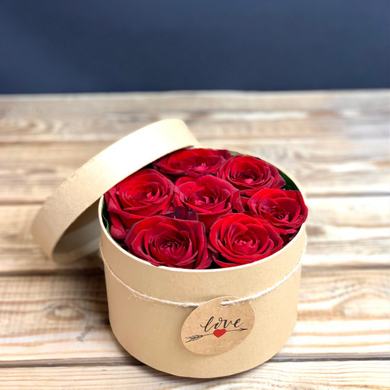 Boite en carton naturel garnie de roses rouges